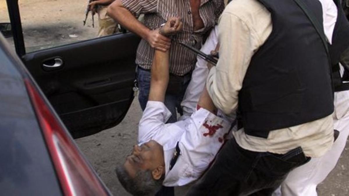 Traslado de un herido alcanzado por el tiroteo en Kerdasa, cerca de El Cairo.