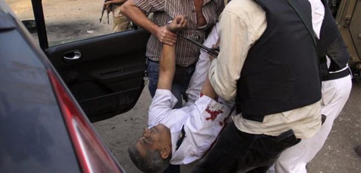 Trasllat d’un ferit víctima del tiroteig a Kerdasa, a prop del Caire.
