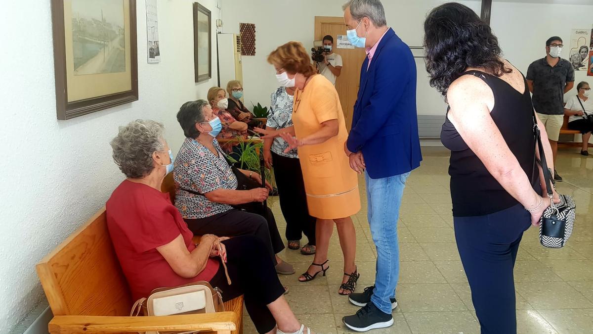 La consejera de Ciudadanía y Derechos Sociales del Gobierno de Aragón, María Victoria Broto, visita el Hogar de Binéfar en el inicio de la temporada de los centros.