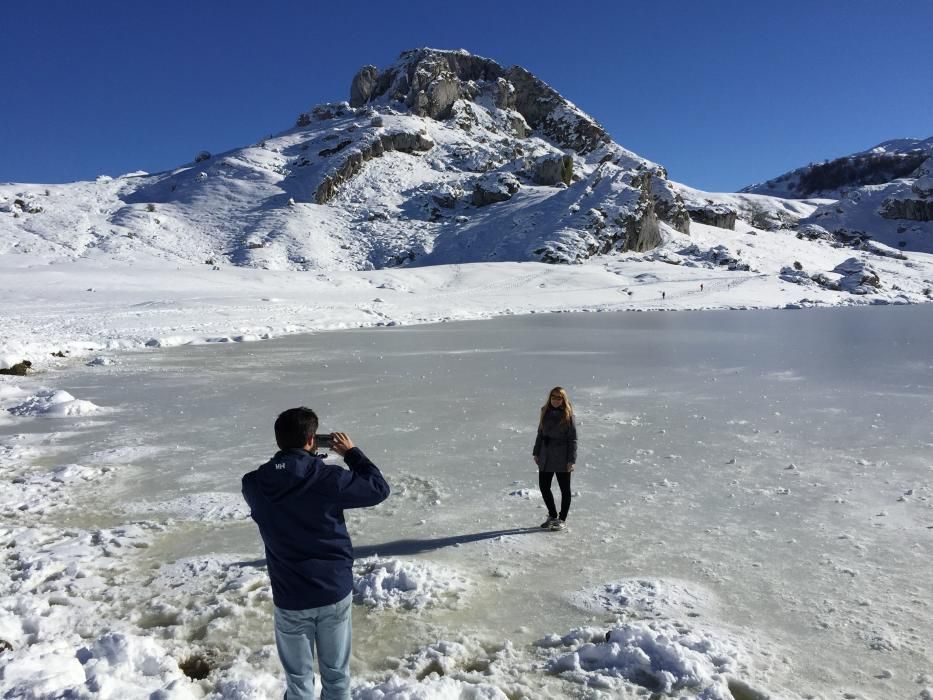 Los lagos de Covadonga nevados, atractivo en el puente de diciembre