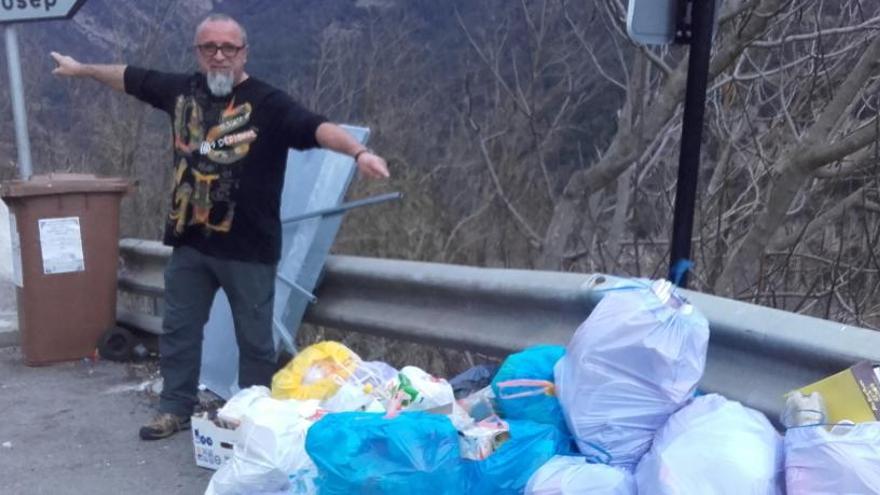 Manuel Méndez mostra les deixalles a terra aquesta setmana.