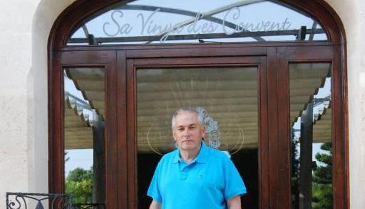 Munar, frente a la entrada al establecimiento.