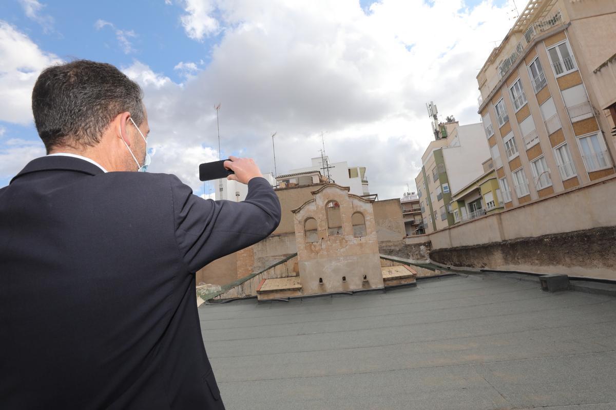 El alcalde, en el tejado del antiguo convento, fotografía las Clarisas