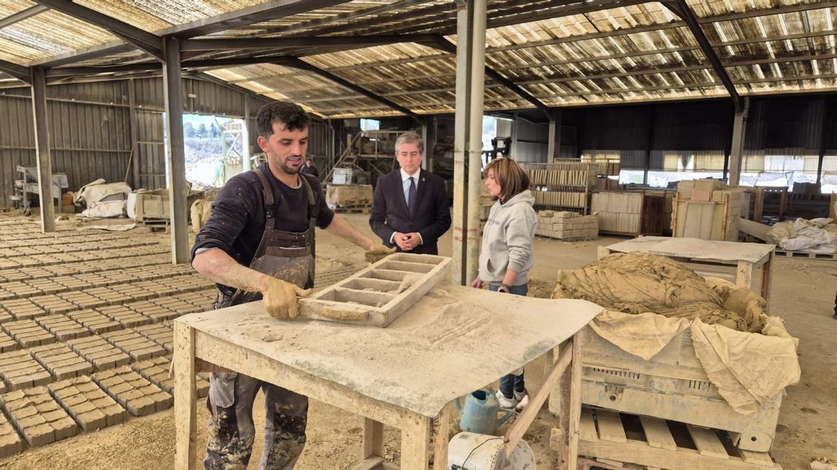 El Concejal de Turismo, Comercio y Consumo, Jesús Pacheco, visita la empresa Cerámica de Valentín para ver el proceso de creación de los ladrillos.
