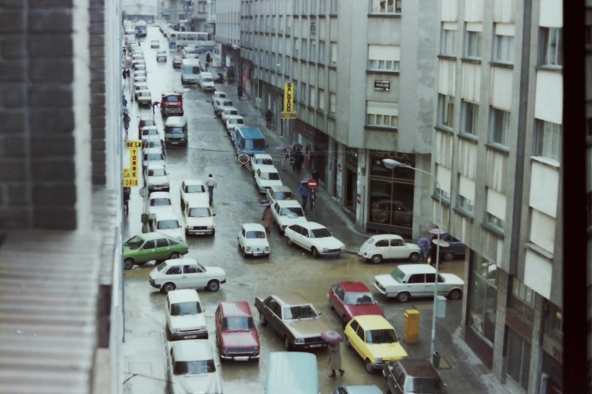 Una rúa República do Salvador abarrotada de coches en la década de los 80