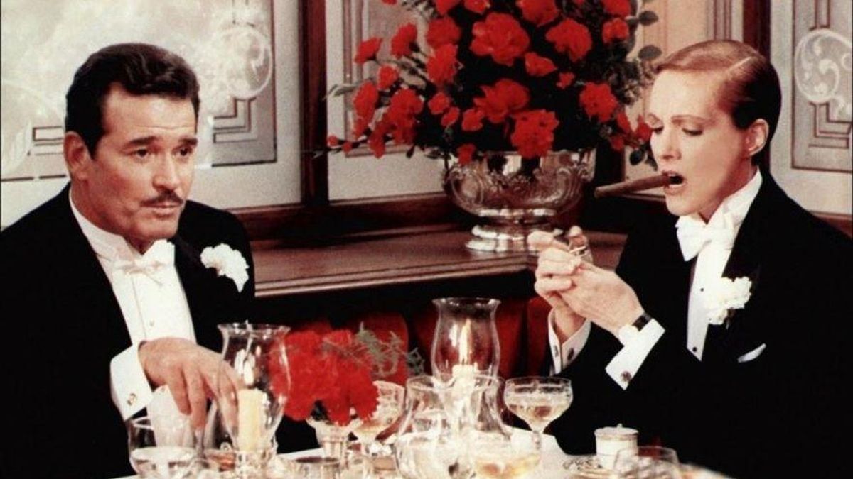 James Gardner y Julie Andrews, en 'Victor o Victoria', de Blake Edwards.