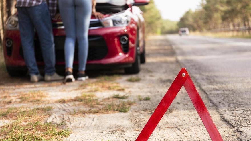 Si fas això quan el cotxe s'avaria, et jugues molt més que una multa: els 6 errors que poden acabar en tragèdia