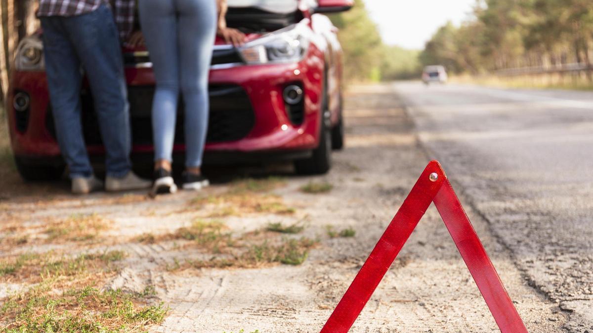 Si fas això quan el cotxe s'avaria, et jugues molt més que una multa: els 6 errors que poden acabar en tragèdia