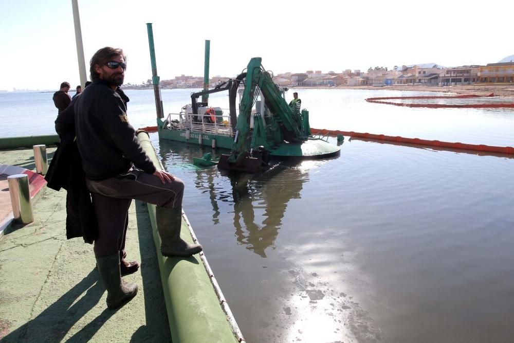 Así trabaja la brigada de limpieza en el Mar Menor