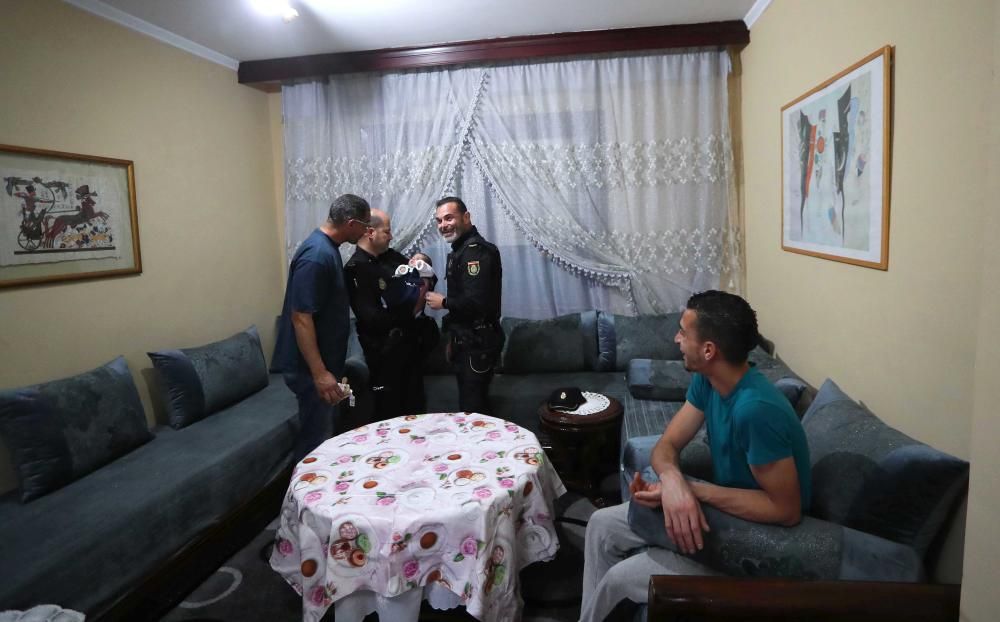 Los padres del bebé que estuvo a punto de morir en Russafa reciben a los policías que lo salvaron