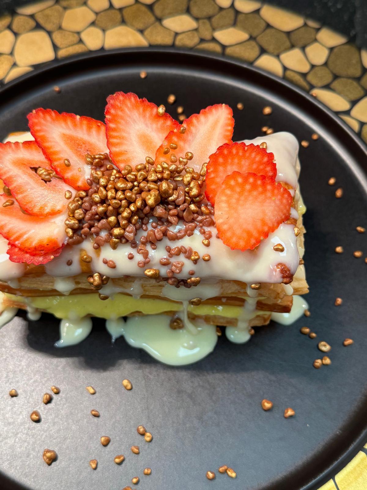 Y de postre, Milhoja de crema bañada con chocolate blanco y petazeta de chocolate