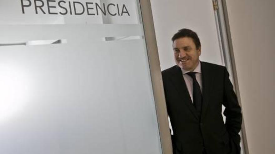El presidente del Elche, José Sepulcre, en la puerta de su despacho en el estadio Martínez Valero.