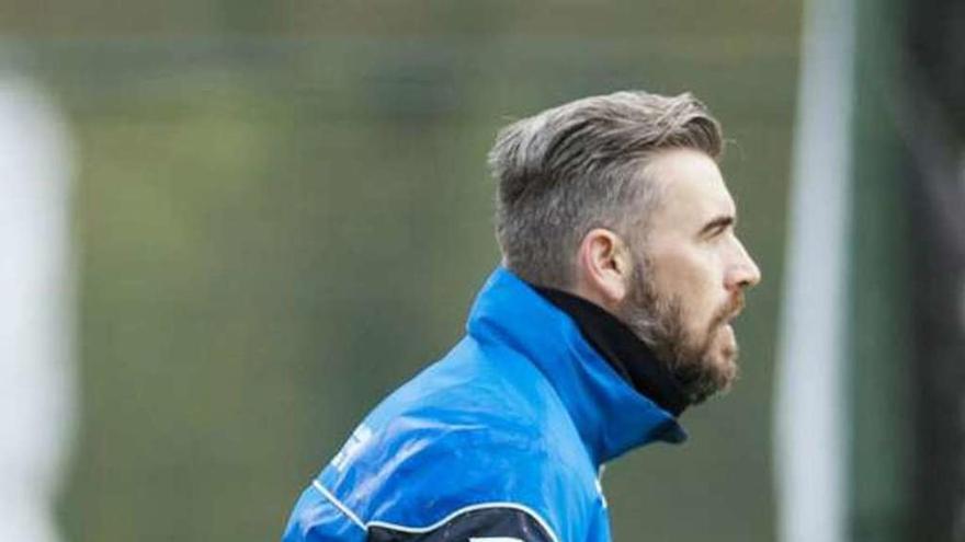 Stipe Pletikosa y Manu Fernández, durante el entrenamiento de ayer en Abegondo.