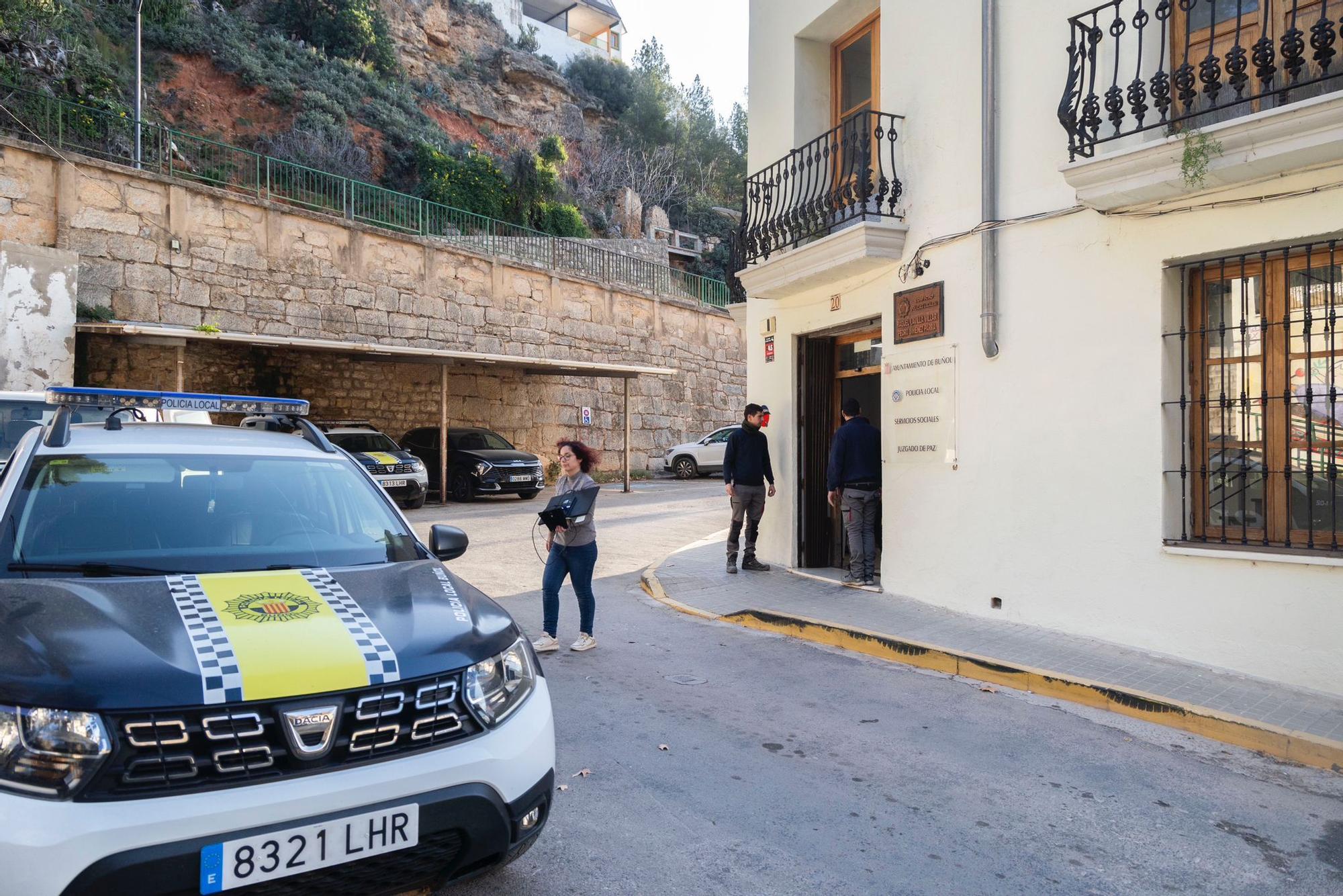 Desalojan la sede de la Policía Local y los Servicios Sociales en Buñol por daños en la cimentación tras la dana