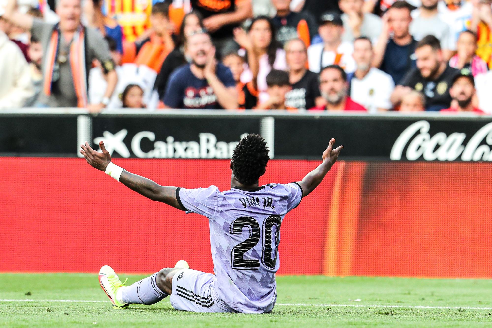 Vinicius se queja ante la grada de Mestalla durante el Valencia-Madrid en el que recibió insultos racistas.