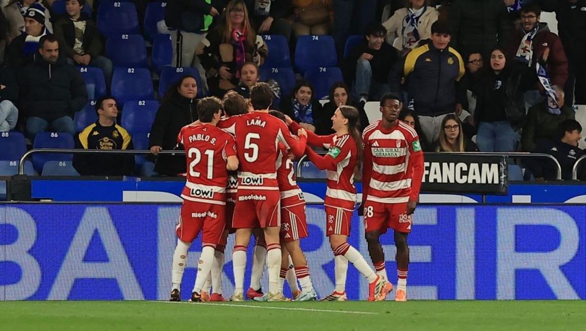 Los jugadores del Granada celebran el primer gol, de Arnaiz, en Riazor.