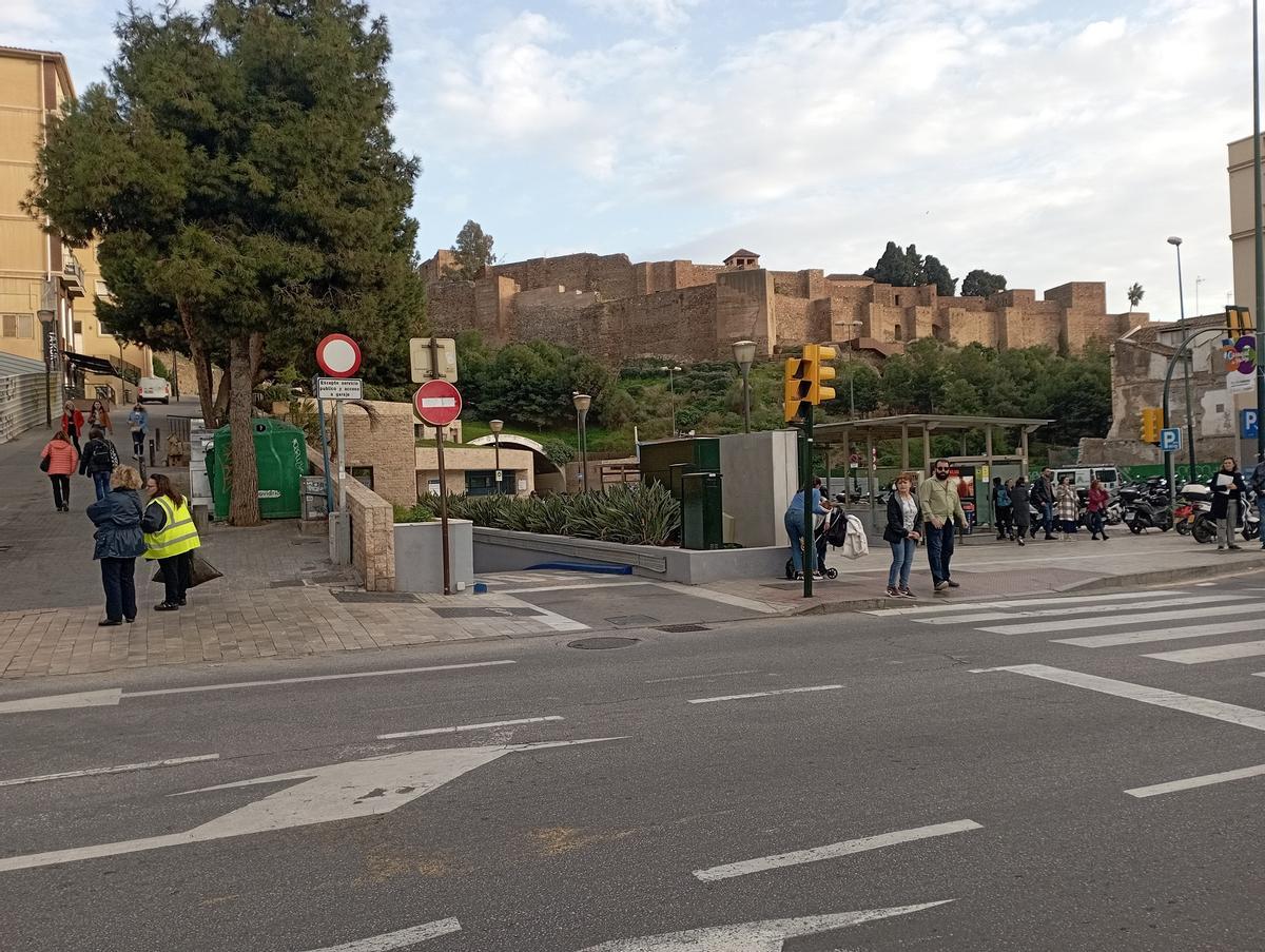 También piden un semáforo en el interior del parking de la Alcazaba para regular la salida.