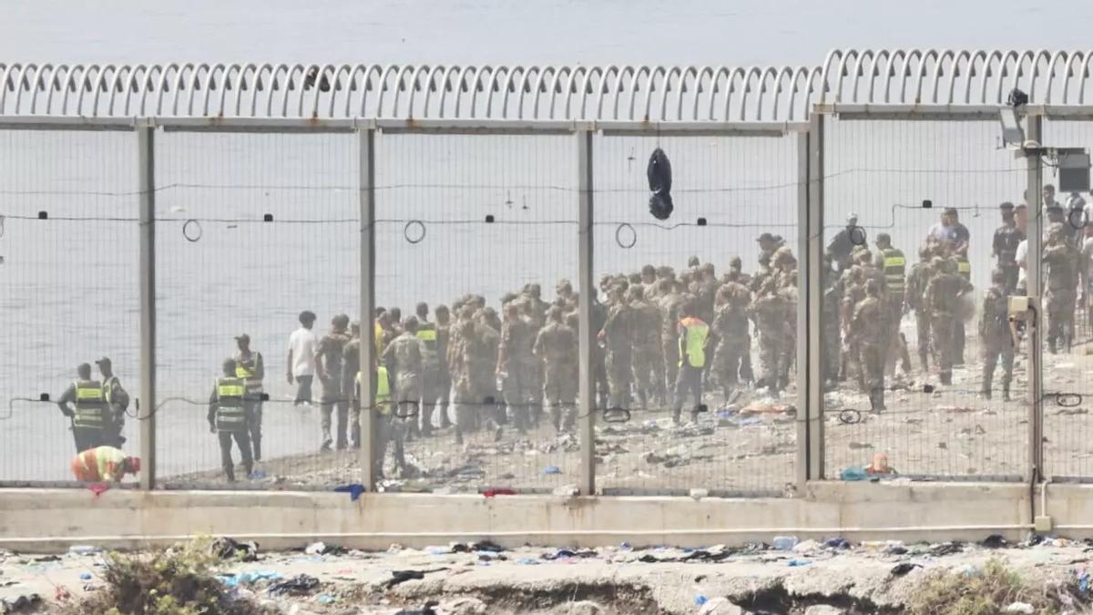 Fuerzas de Marruecos ante la frontera de Ceuta.