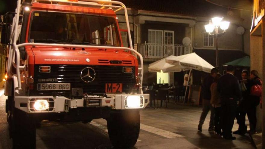 El camión de Protección Civil y, al fondo, la terraza del establecimiento donde se produjo el incendio. // Muñiz