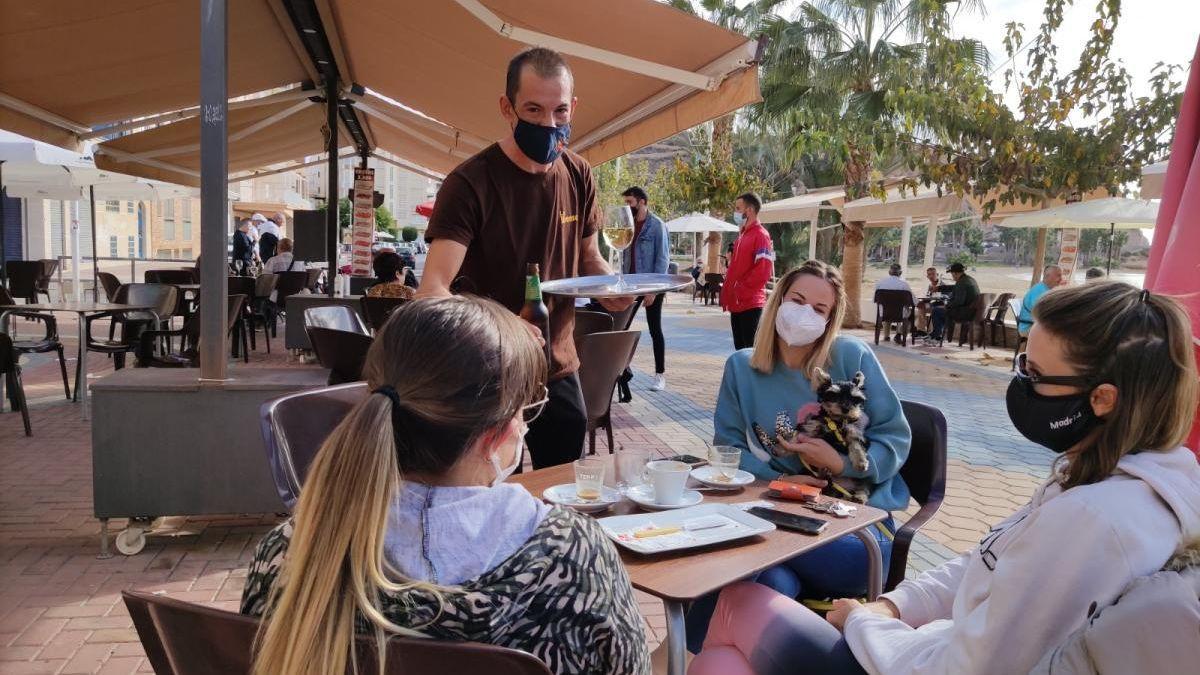 Personas toman algo en una terraza en Águilas.