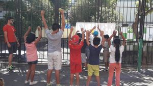 Niños en un cam pamento urbano municipal en una imagen de archivo.