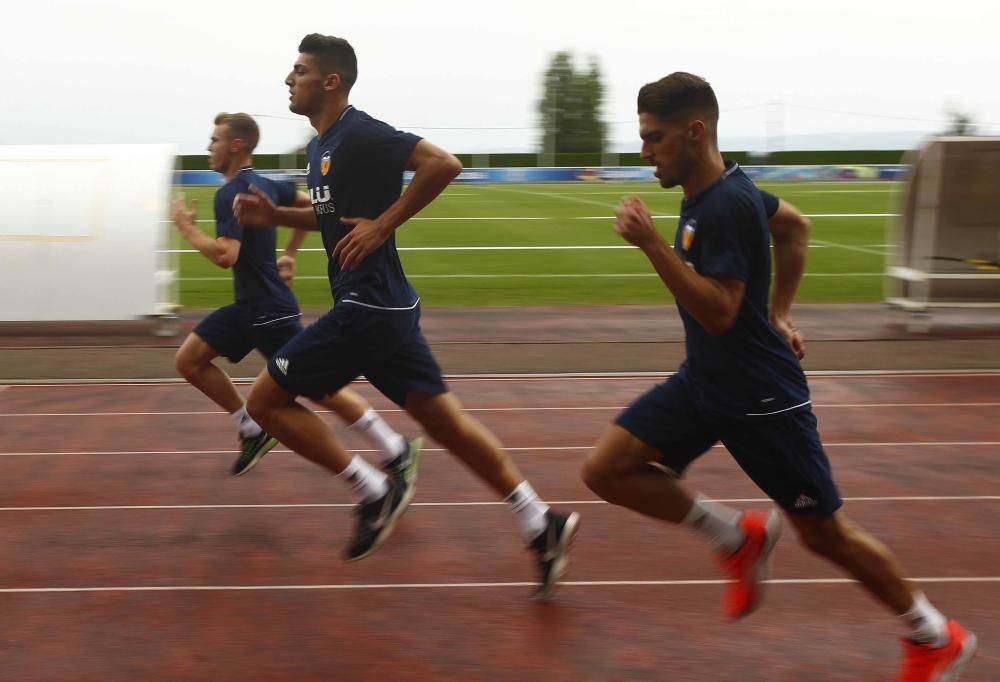 Intenso entrenamiento del Valencia en Évian-les-Bains