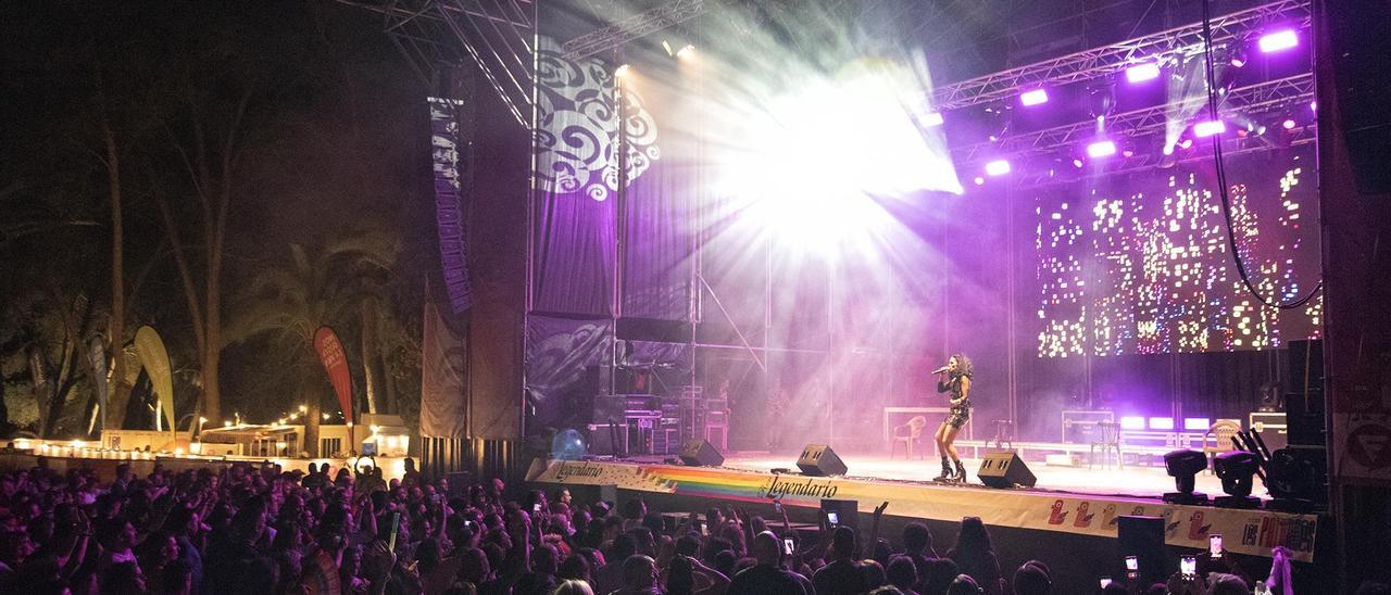 Rosa López, durante su concierto en el escenario de la Alcazaba.