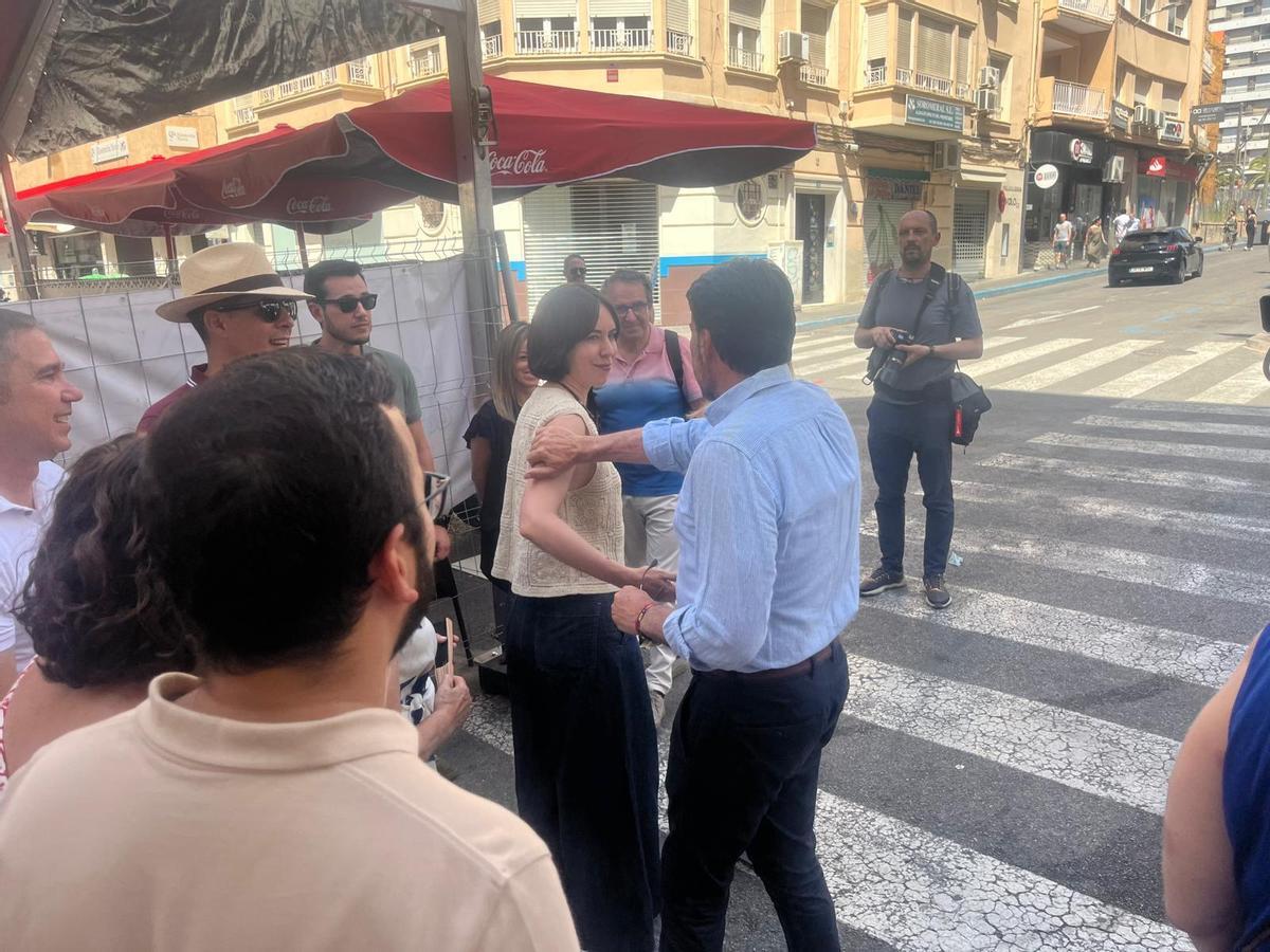 La secretaria general del PSPV, Diana Morant, y el alcalde Luis Barcala tuvieron un encuentro fortuito en Alicante