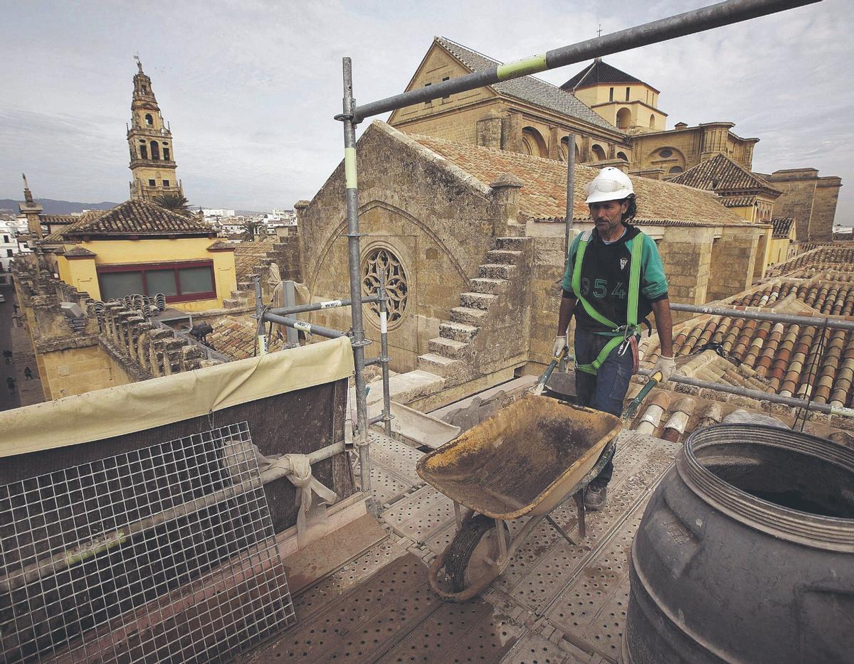 Las cubiertas de la Mezquita-Catedral son «la quinta fachada» del monumento y uno de los principales objetos de restauración del edificio.