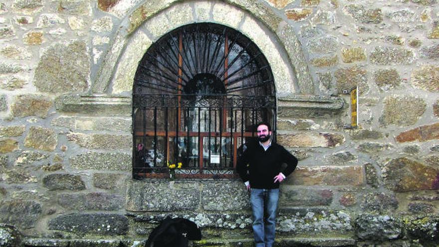 El historiador Julio Badenes ante la puerta cegada del santuario.