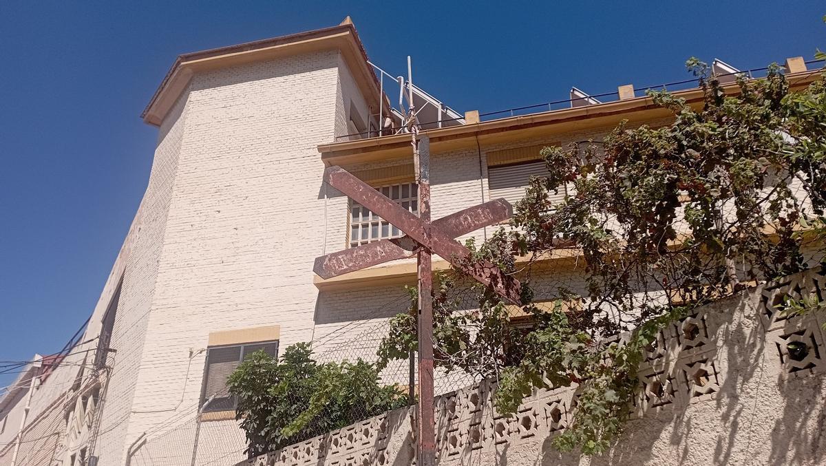 La señal ferroviaria de paso a nivel, oxidada y todavía en pie en la calle López Pinto, en El Bulto.