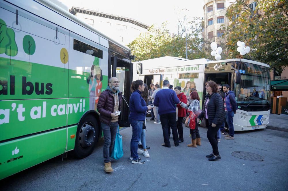 Los nuevos autobuses de la EMT de Palma se pueden ver en la plaza Joan Carles I