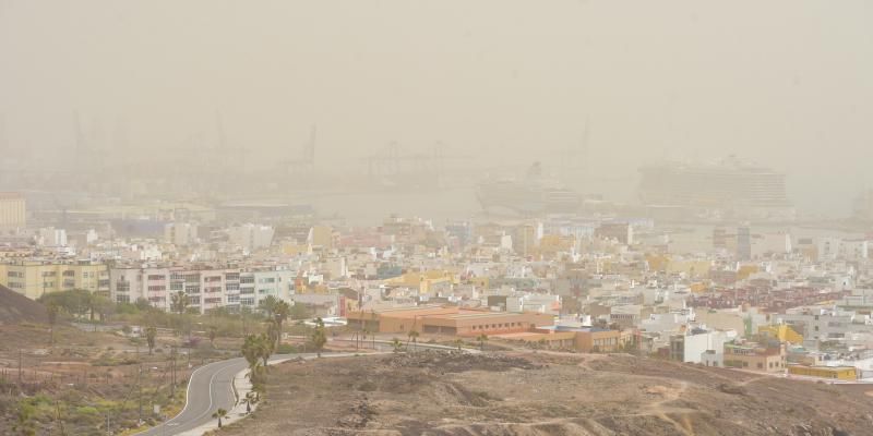 22-02-2020 LAS PALMAS DE GRAN CANARIA. Calima cubre la ciudad, vista desde Las Coloradas  | 22/02/2020 | Fotógrafo: Andrés Cruz