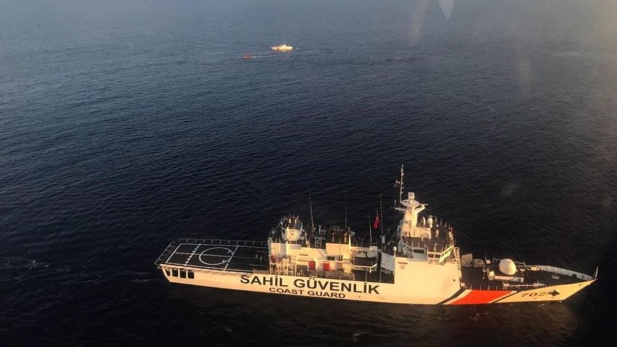 El guardacostas turco 'Sahil Guevenlik' rastrea la zona en busca de los inmigrantes desaparecidos en el naufragio de este domingo ante las costas de Túnez.