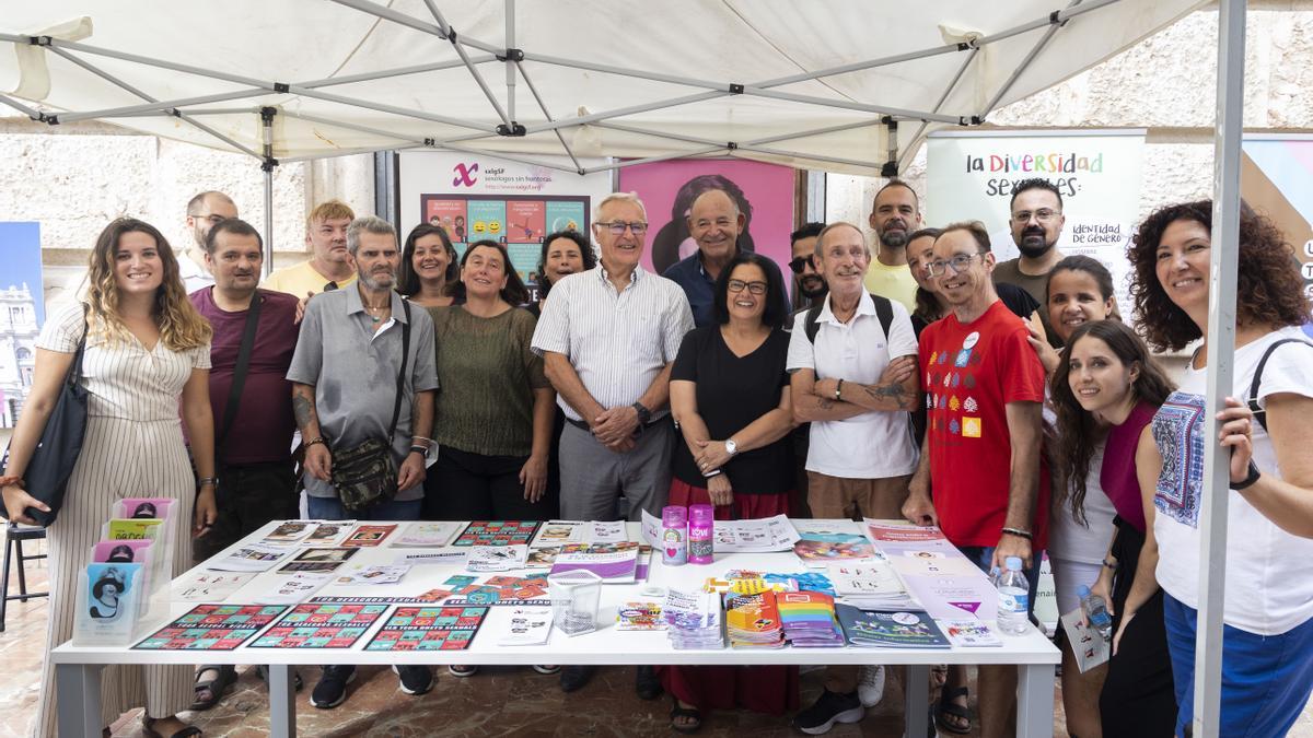 Ribó y Notario posan con los voluntarios que están realizando los talleres frente al edificio consistorial.