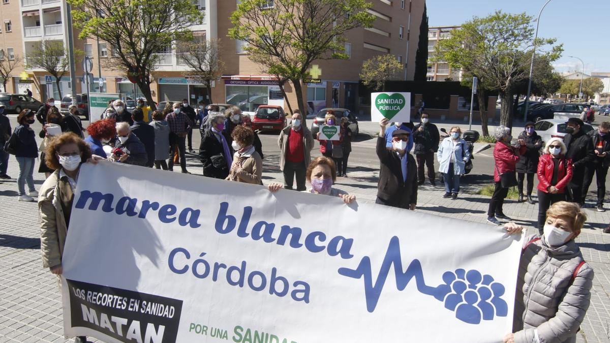 Algunos de los asistentes a la concentración convocada por la Marea Blanca en Córdoba.