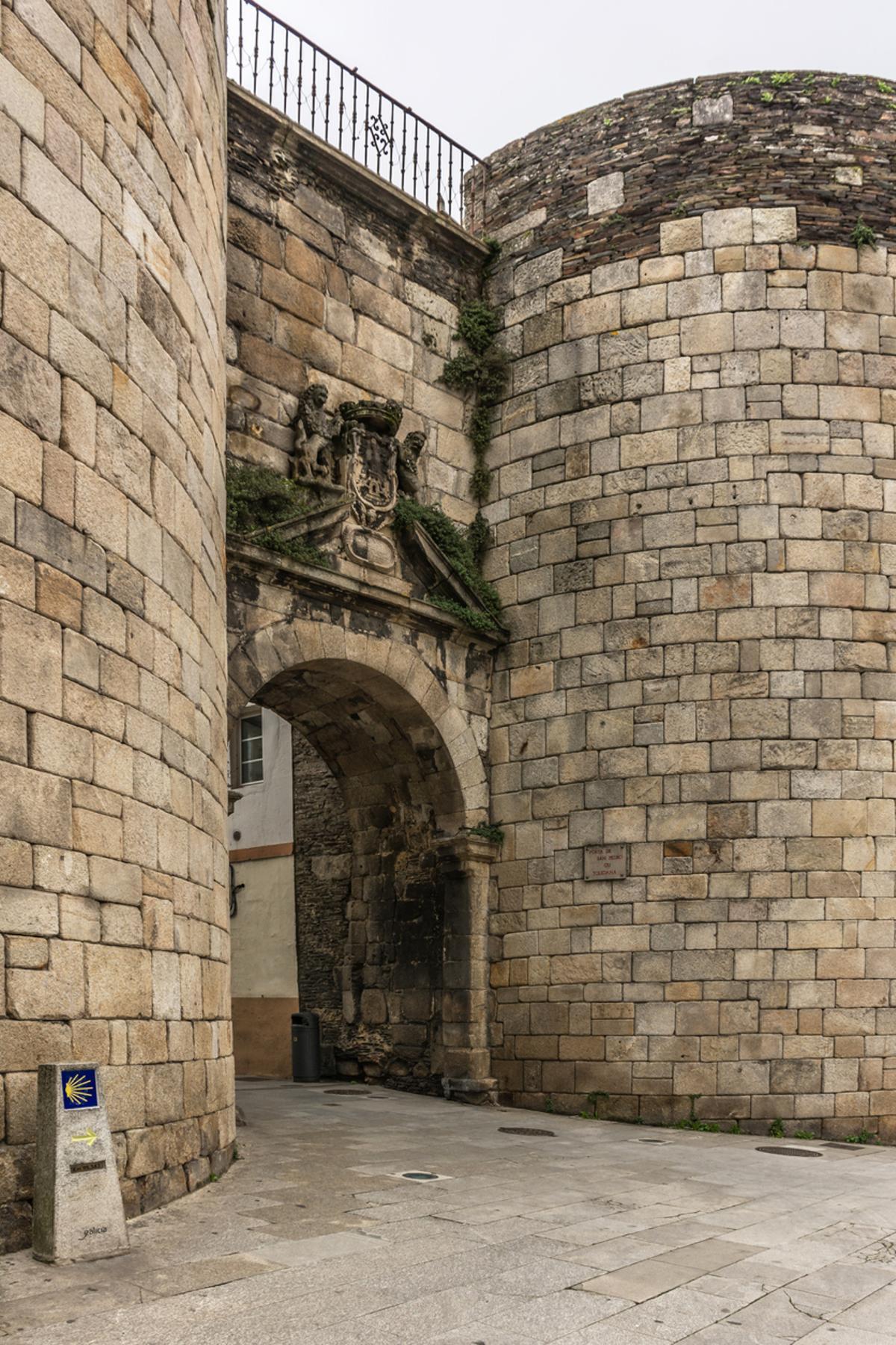 La muralla romana de Lugo rodea el casco antiguo de la ciudad gallega de Lugo en la provincia del mismo nombre en España