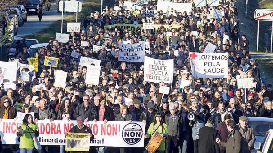 Vista de la marcha reivindicativa, por la carretera, antes de llegar al casco urbano de O Irixo.  // Brais Lorenzo