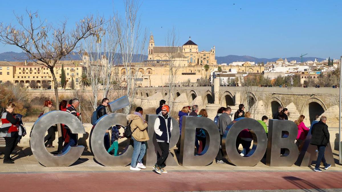 Letrero con la palabra Córdoba que se ha colocado junto a la Calahorra.