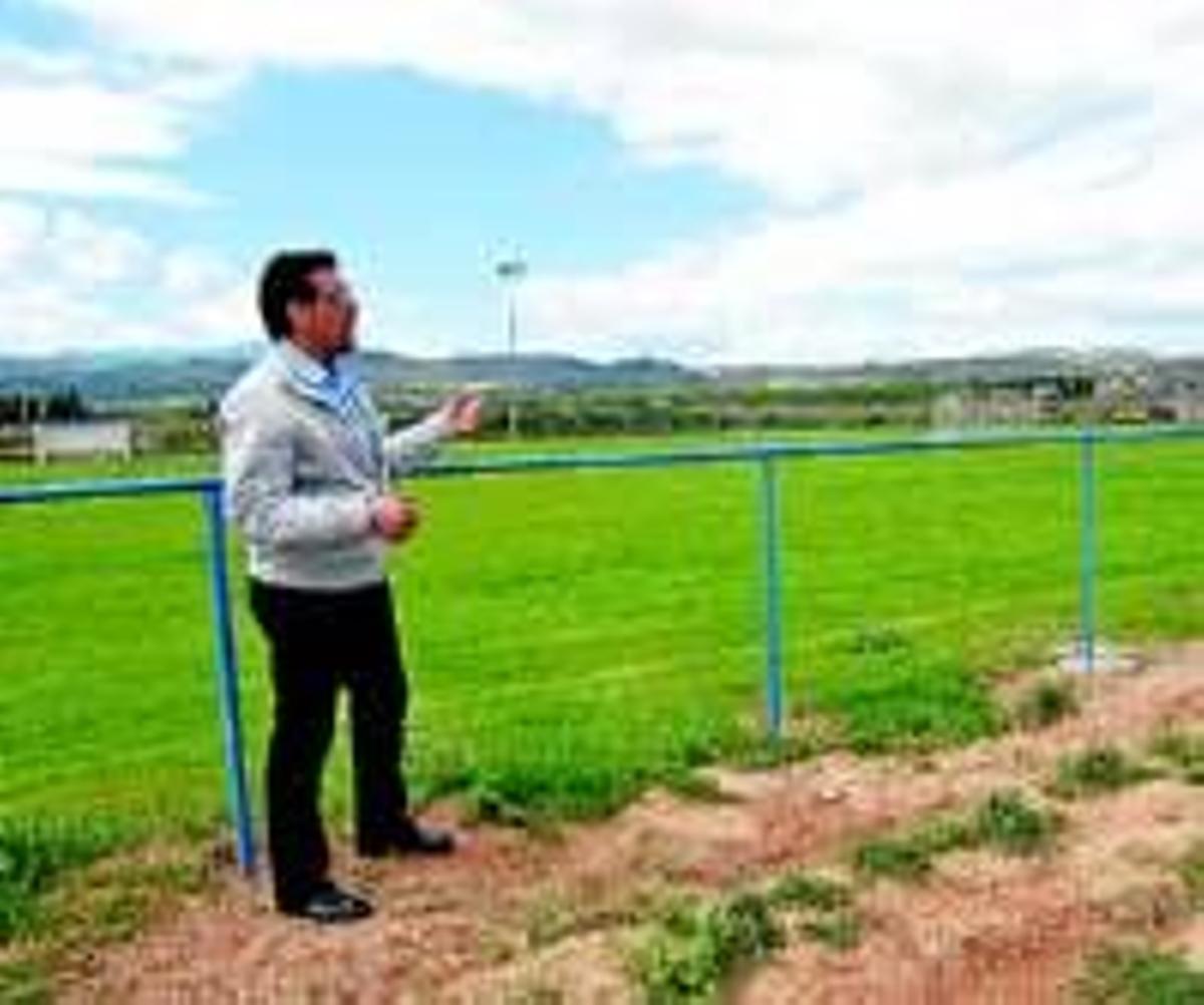 Vallado y banquillos para el campo de fútbol