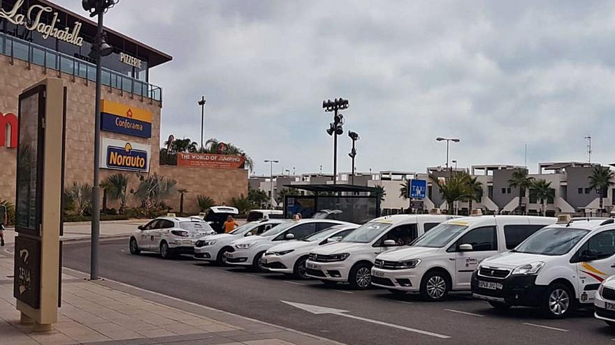 Taxistas asalariados de Orihuela denuncian la «precariedad laboral» en la que trabajan