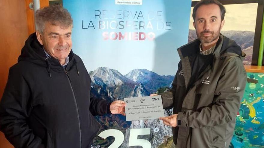 El alcalde de Somiedo, Belarmino Fernández, y David Villar con la placa del XXV aniversario de la Reserva de la Biosfera de Somiedo.
