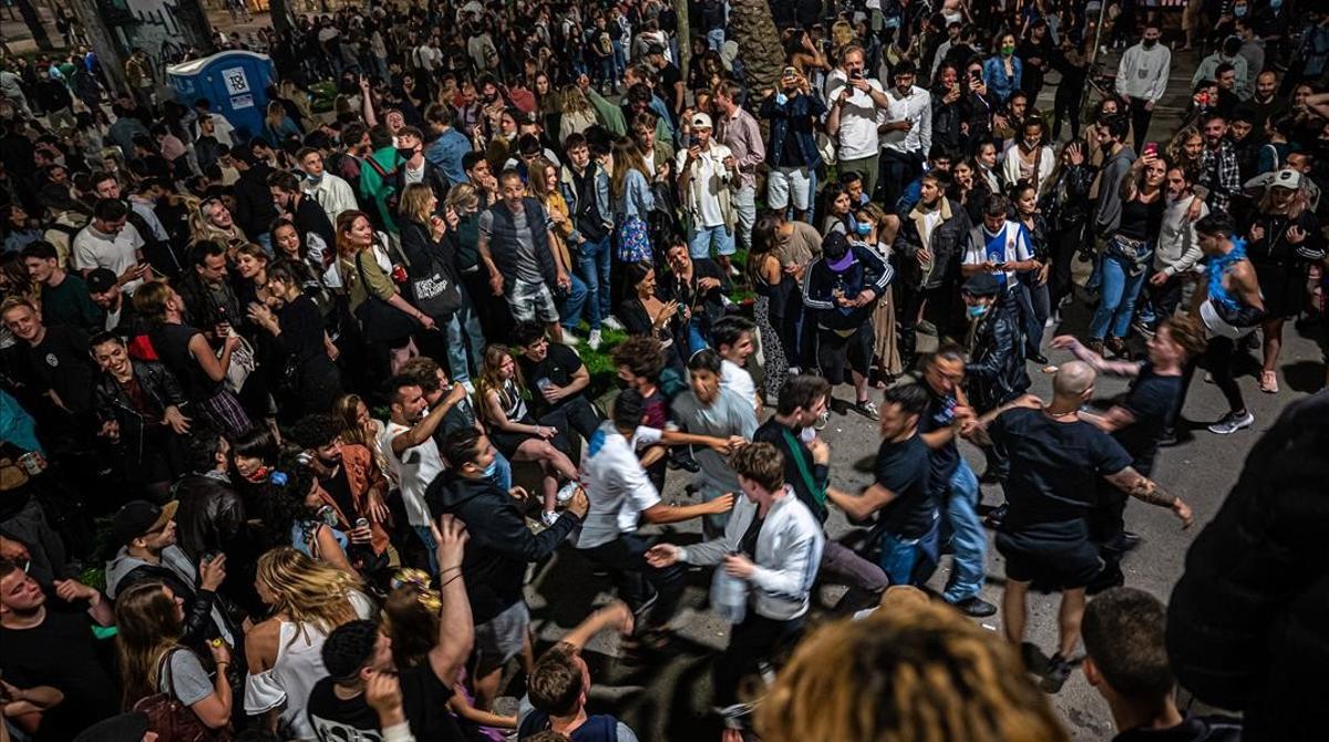 Fiesta callejera cerca de Arc de Triomf, en Barcelona, para celebrar el fin del estado de alarma.