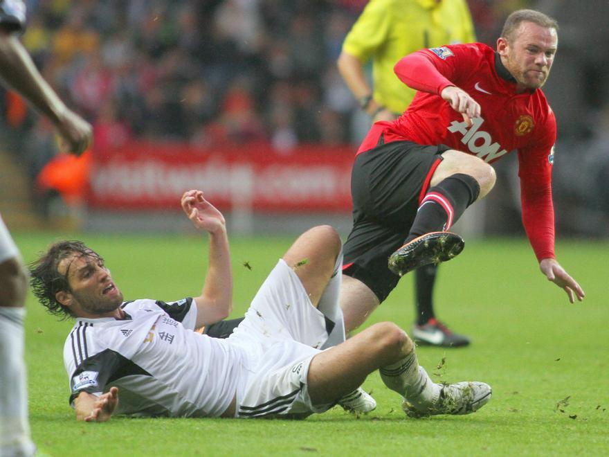 Michu pugna por el balón con Rooney en un partido entre el Swansea y el Chelsea.