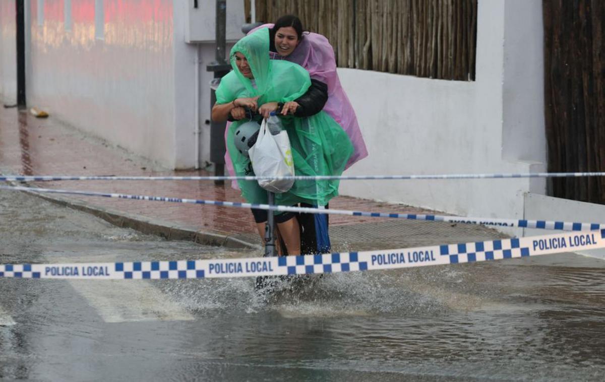 Dos mujeres en patinete por Platja d’en Bossa. | TONI ESCOBAR