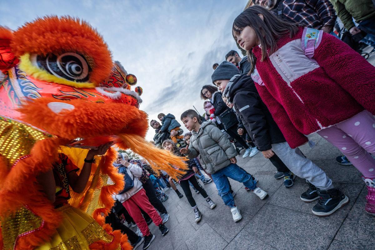 Niños y niñas de Santa Coloma de Gramenet durante las celebraciones de bienvenida al Año Nuevo Chino de 2025