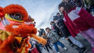 Niños y niñas de Santa Coloma de Gramenet durante las celebraciones de bienvenida al Año Nuevo Chino de 2025
