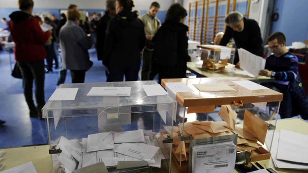 Ciudadanos votando en las elecciones generales del 20N, en un colegio de Barcelona.