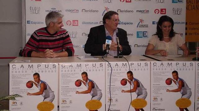 Luisma Solana, director del campus del Meridiano, Miguel Cano e Isabel Fernández.