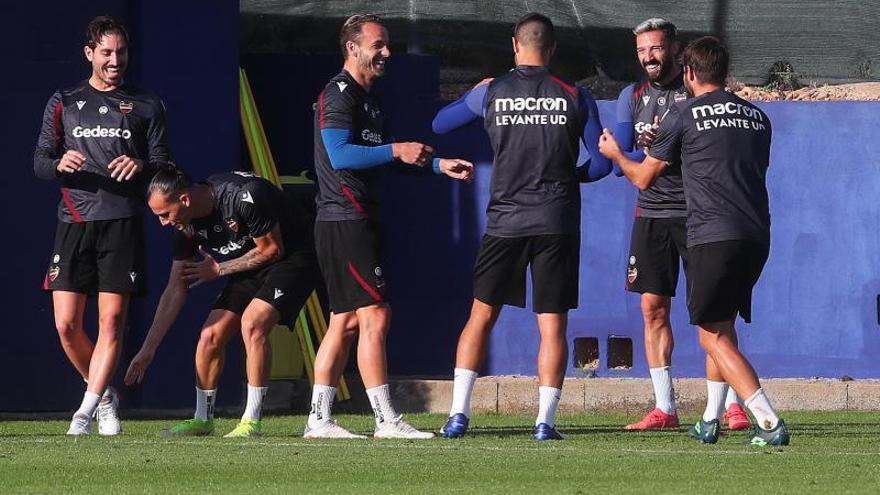 Los jugadores del Levante UD bromean durante el entrenamiento en Buñol. | FRANCISCO CALABUIG
